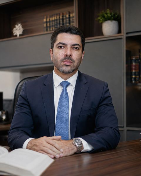 Télio Resende Silva Santos, advogado, em retrato profissional
